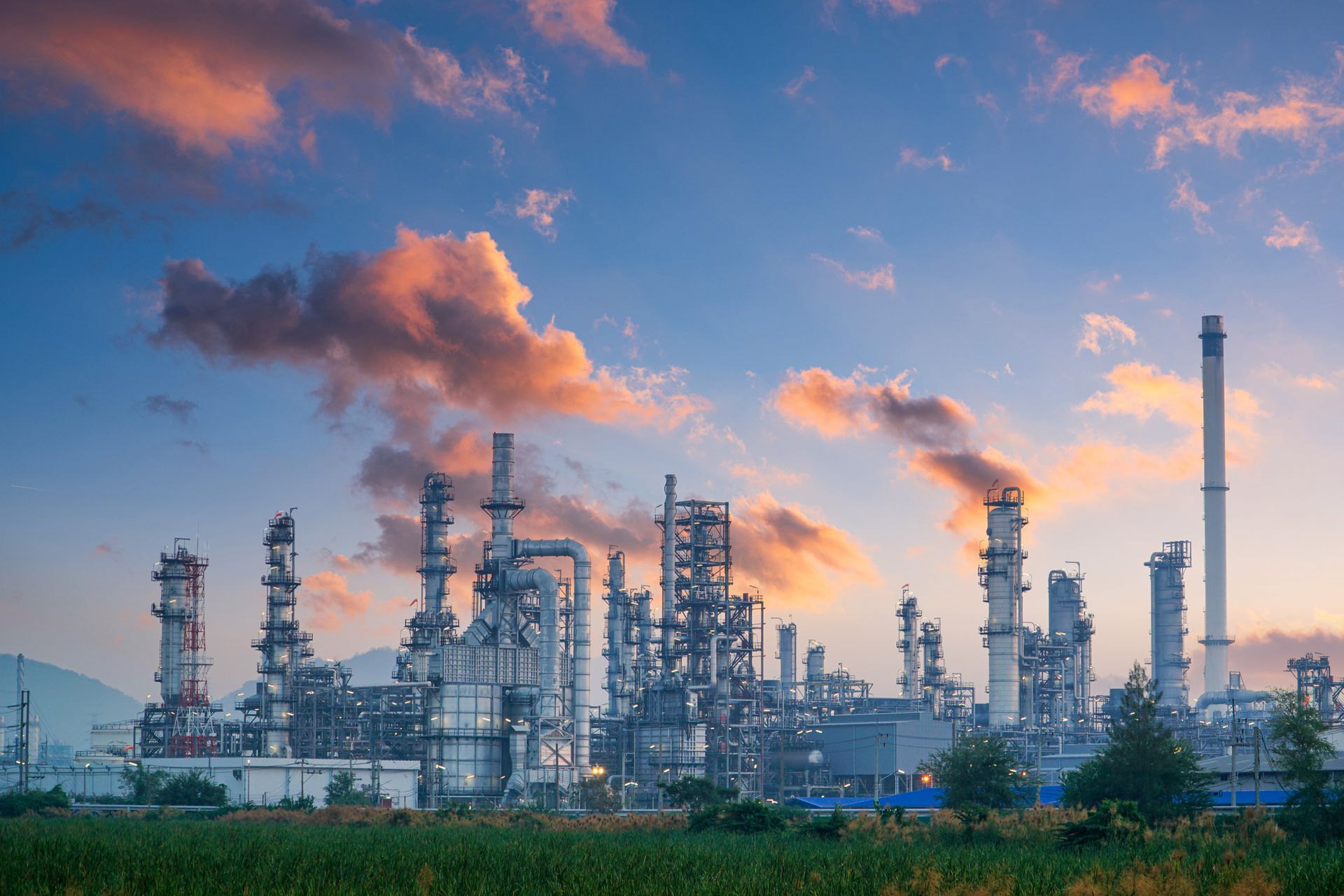 Site industriel au coucher du soleil